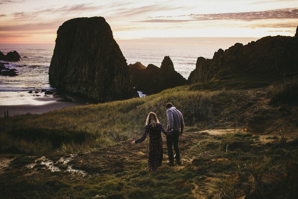 sunset photos of kate and isaac for their oregon coast anniversary session