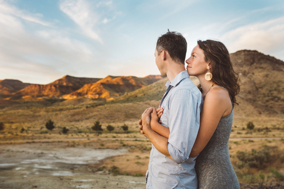 adventurous desert engagement session at the john day fossil beds bend, or