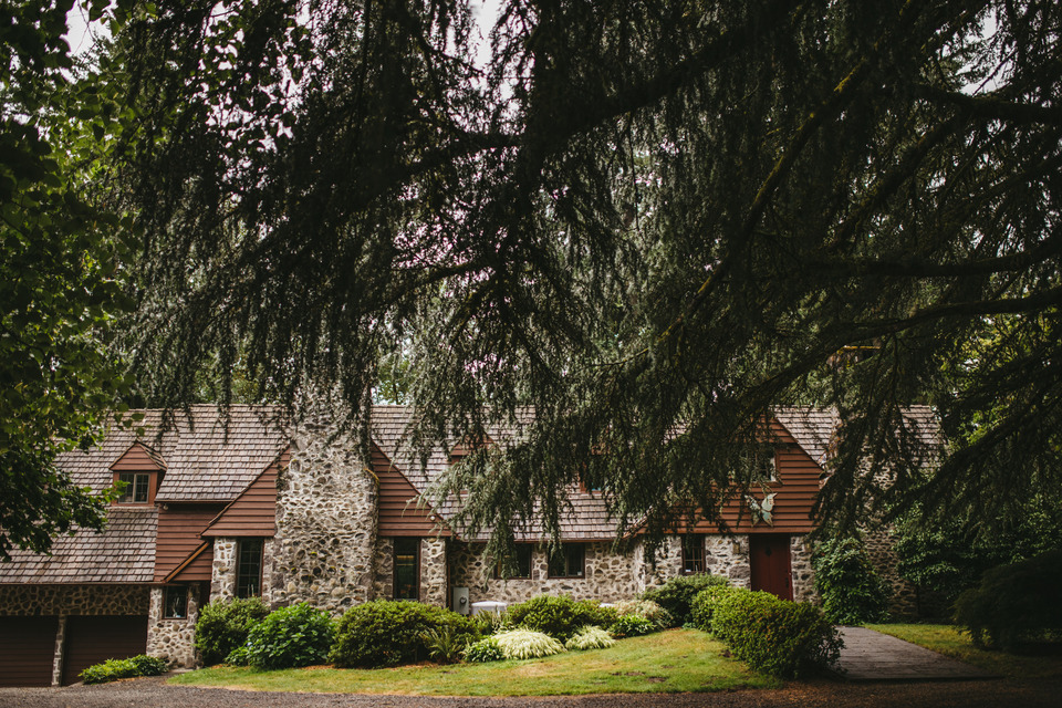 backyard wedding in the oregon forest with lawn games and pie