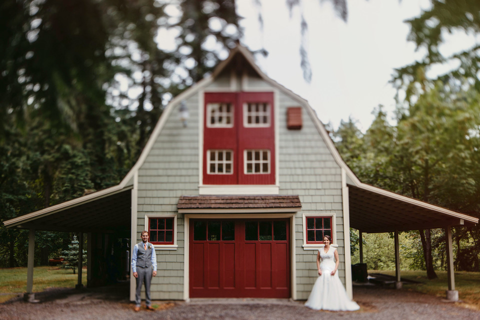 backyard wedding in the oregon forest with lawn games and pie