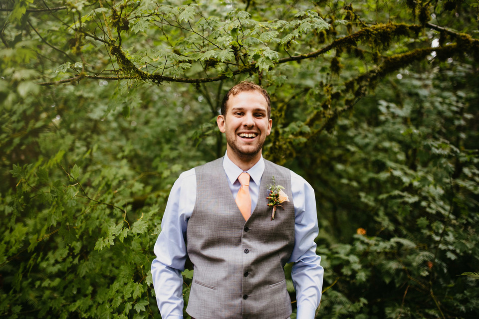 backyard wedding in the oregon forest with lawn games and pie