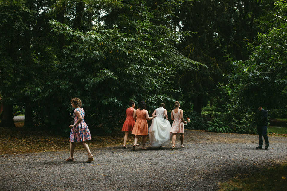 backyard wedding in the oregon forest with lawn games and pie