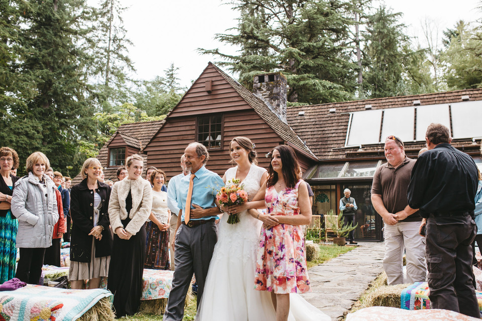 backyard wedding in the oregon forest with lawn games and pie