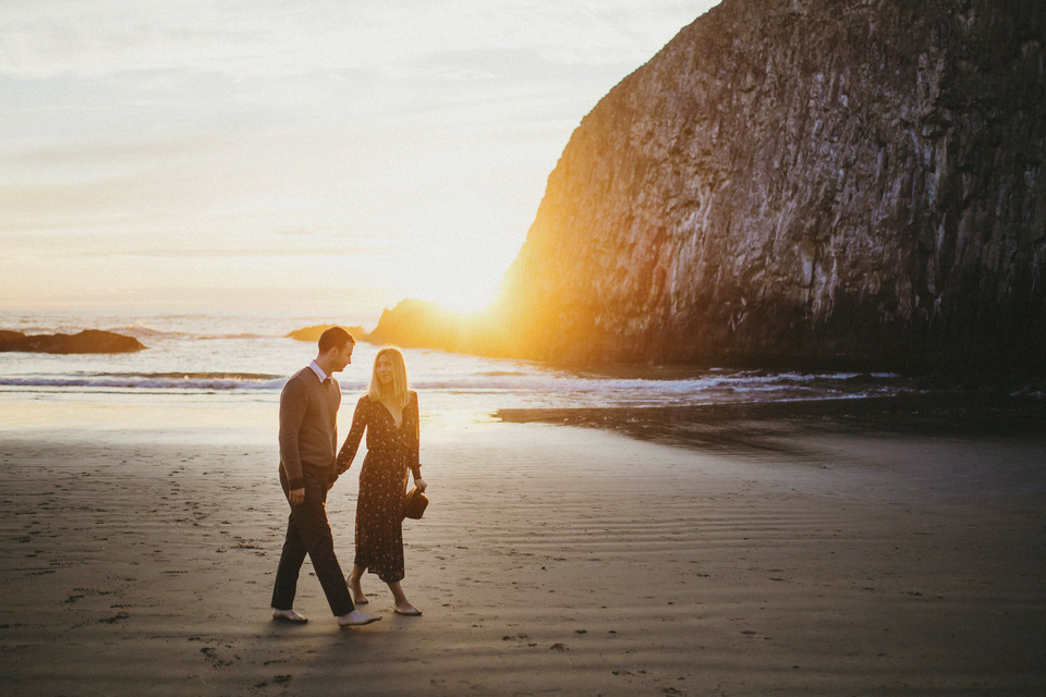 sunset photos of kate and isaac for their oregon coast anniversary session