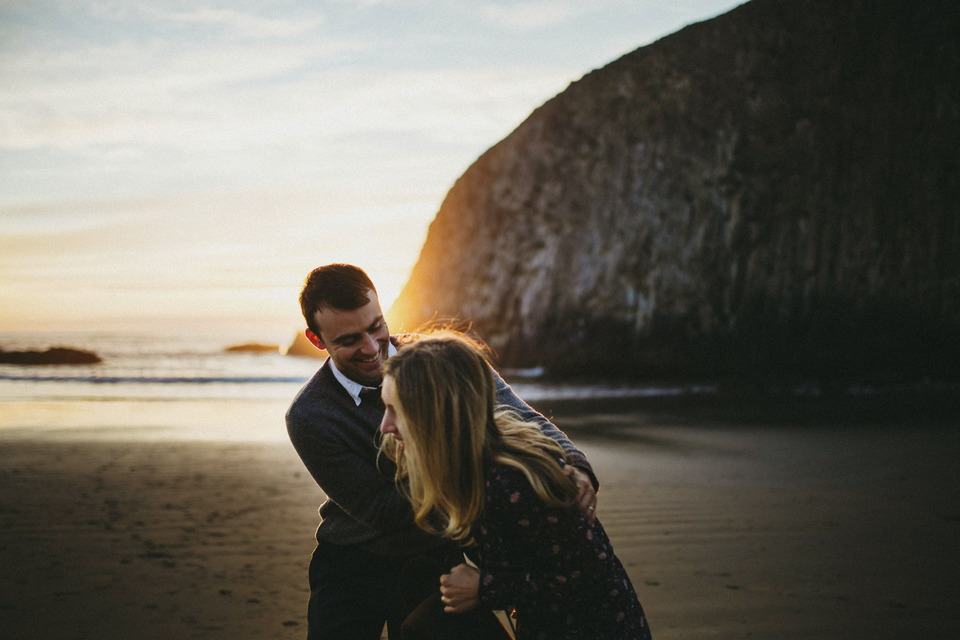 sunset photos of kate and isaac for their oregon coast anniversary session