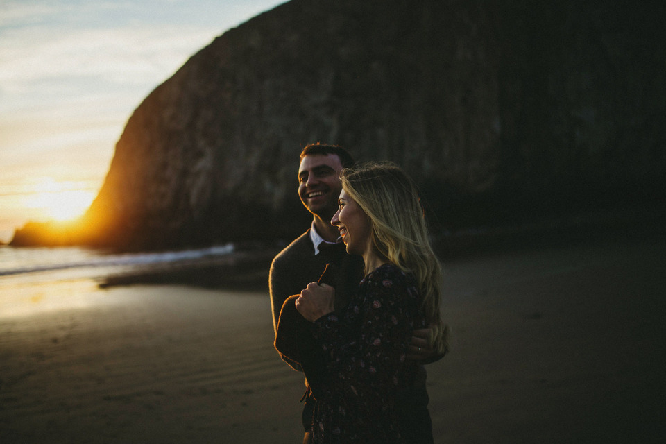 sunset photos of kate and isaac for their oregon coast anniversary session