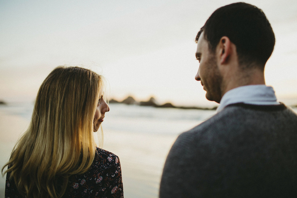 sunset photos of kate and isaac for their oregon coast anniversary session
