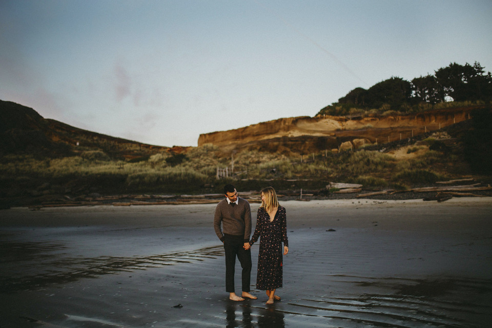 sunset photos of kate and isaac for their oregon coast anniversary session