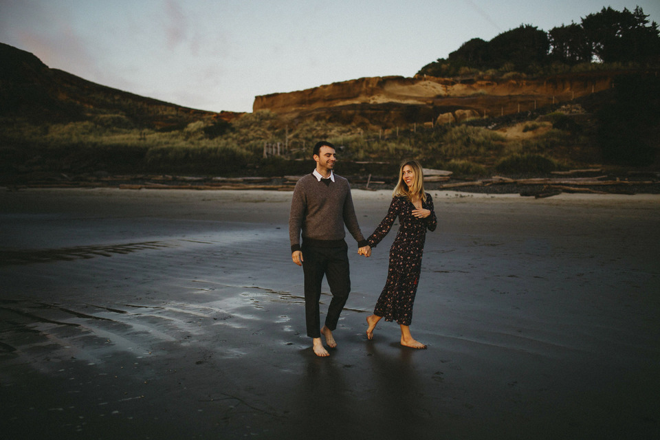 sunset photos of kate and isaac for their oregon coast anniversary session