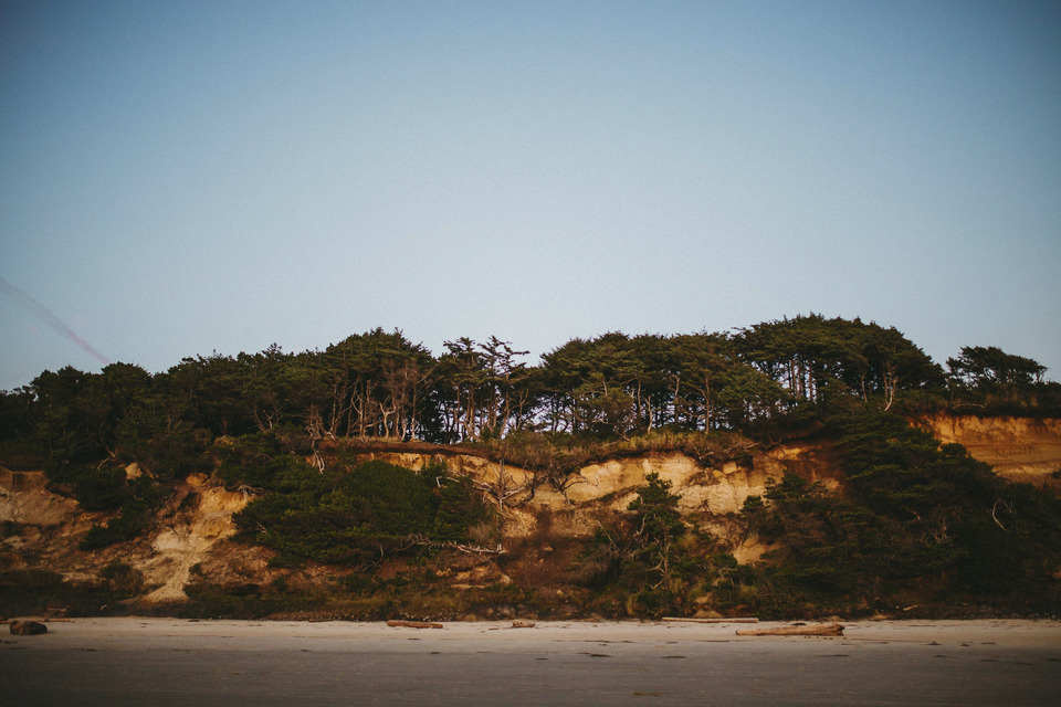 sunset photos of kate and isaac for their oregon coast anniversary session