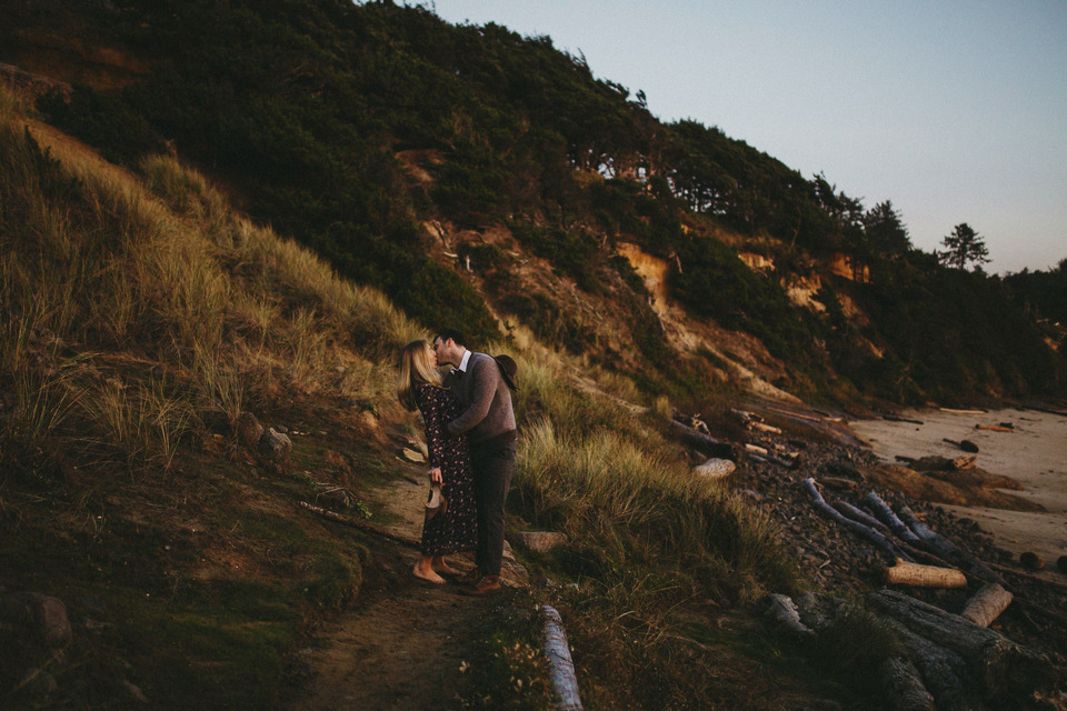 sunset photos of kate and isaac for their oregon coast anniversary session