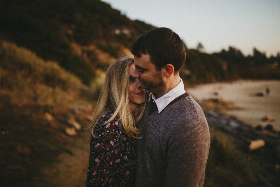 sunset photos of kate and isaac for their oregon coast anniversary session