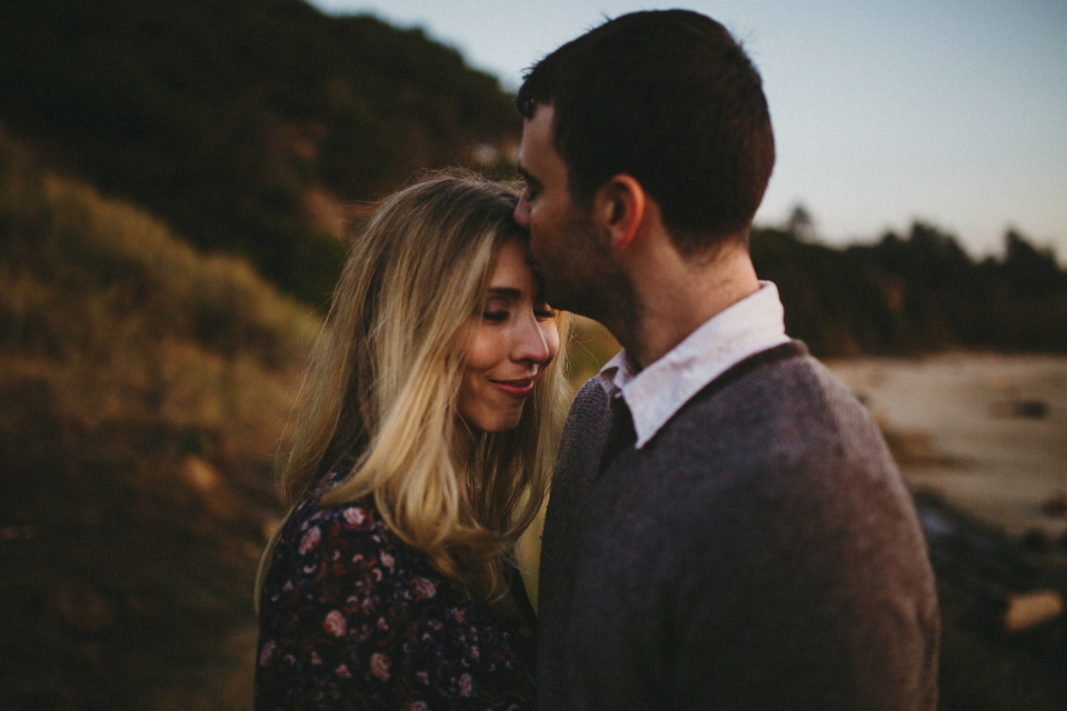 sunset photos of kate and isaac for their oregon coast anniversary session