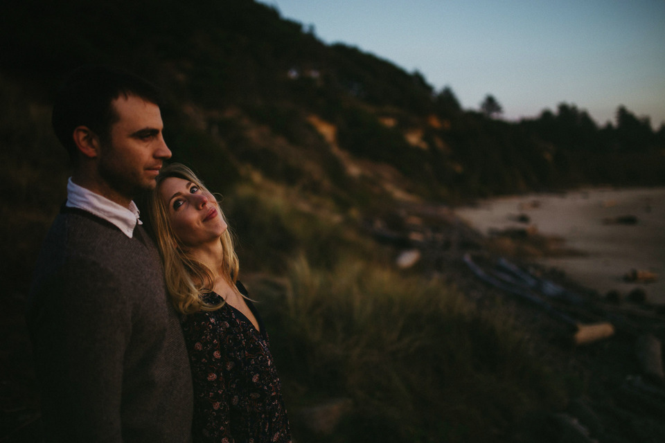 sunset photos of kate and isaac for their oregon coast anniversary session