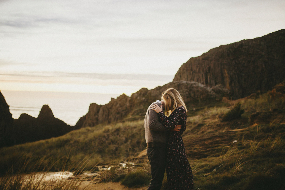 sunset photos of kate and isaac for their oregon coast anniversary session