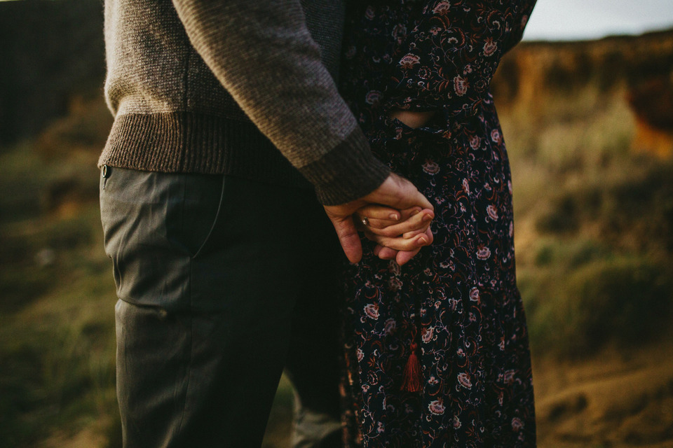 sunset photos of kate and isaac for their oregon coast anniversary session